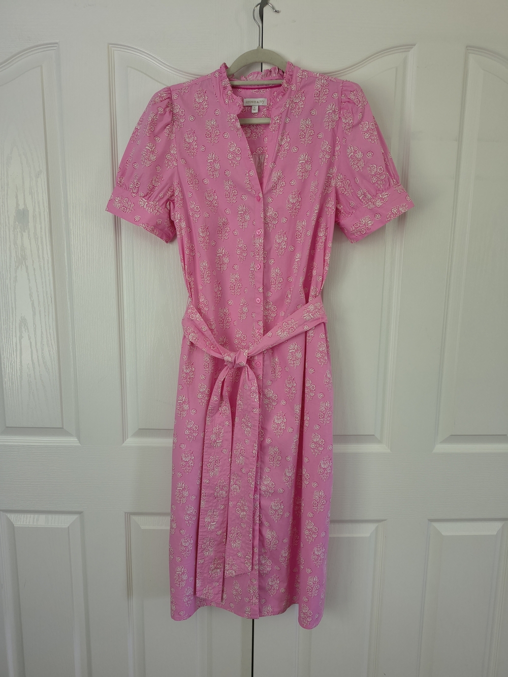 crown & ivy Pink Floral Tie-Waist Button Midi Dress